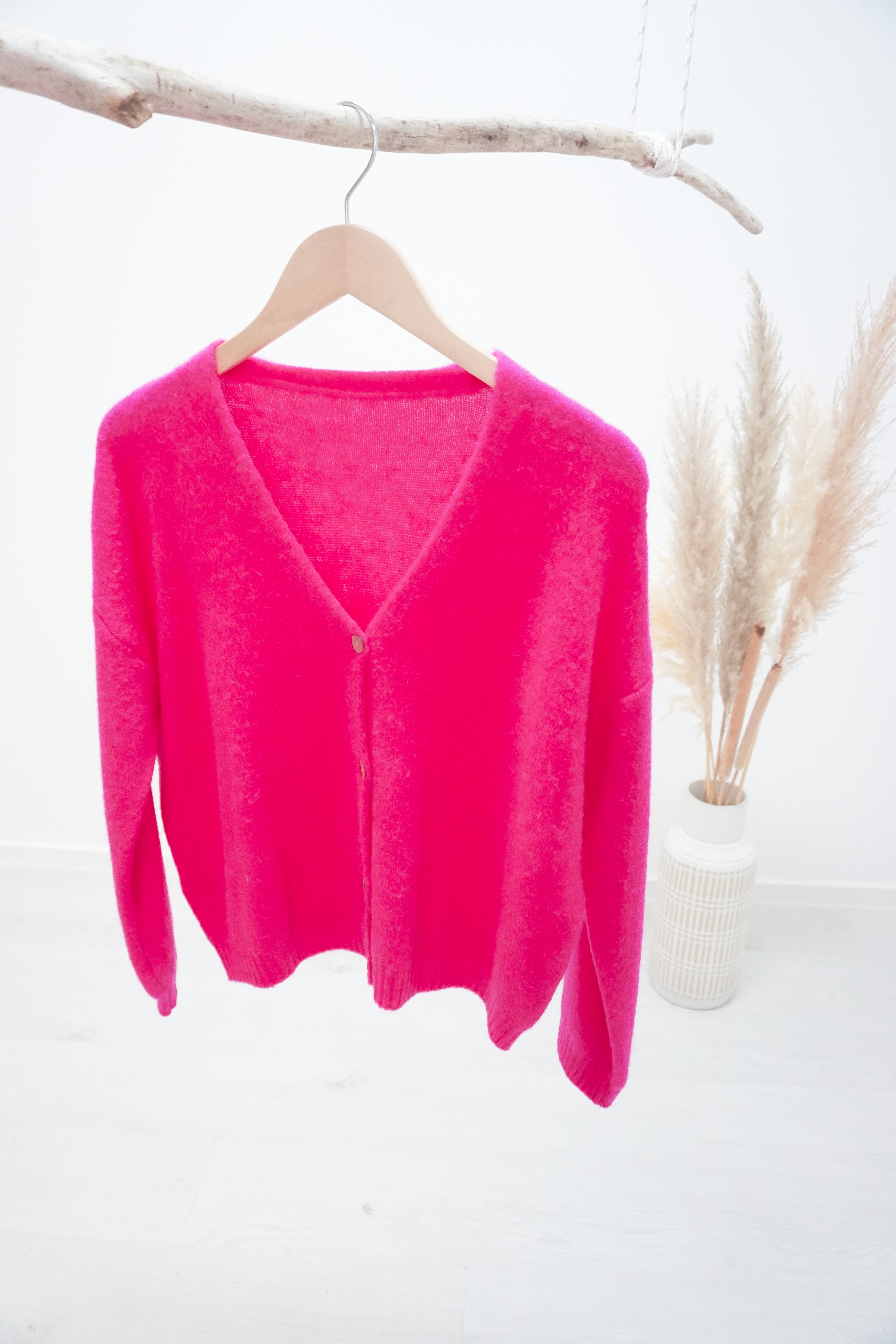 Kurze Strickjacke in neonpink