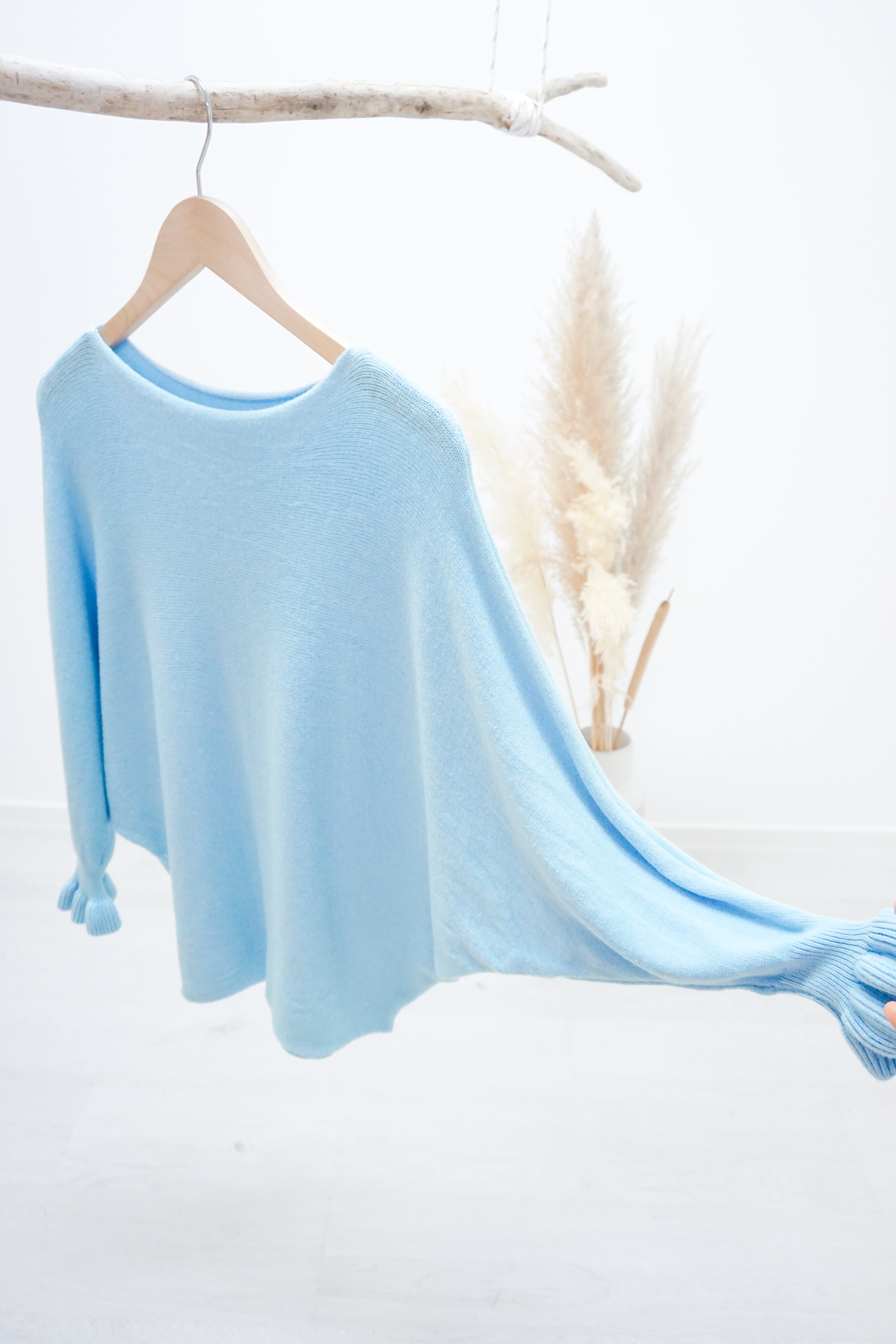 Feinstrickpulli mit Fledermausärmeln, hellblau