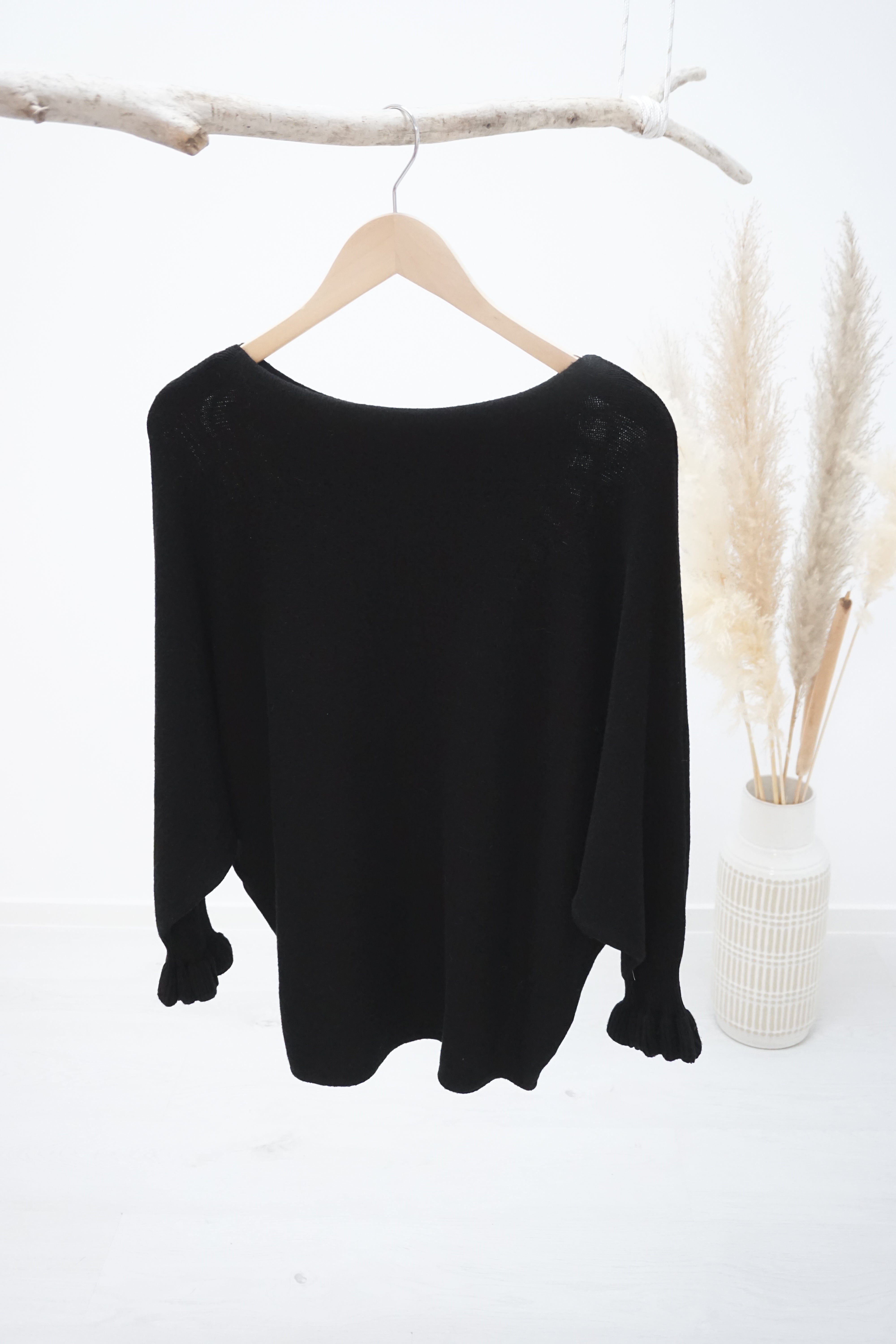 Feinstrickpulli mit Fledermausärmeln, schwarz