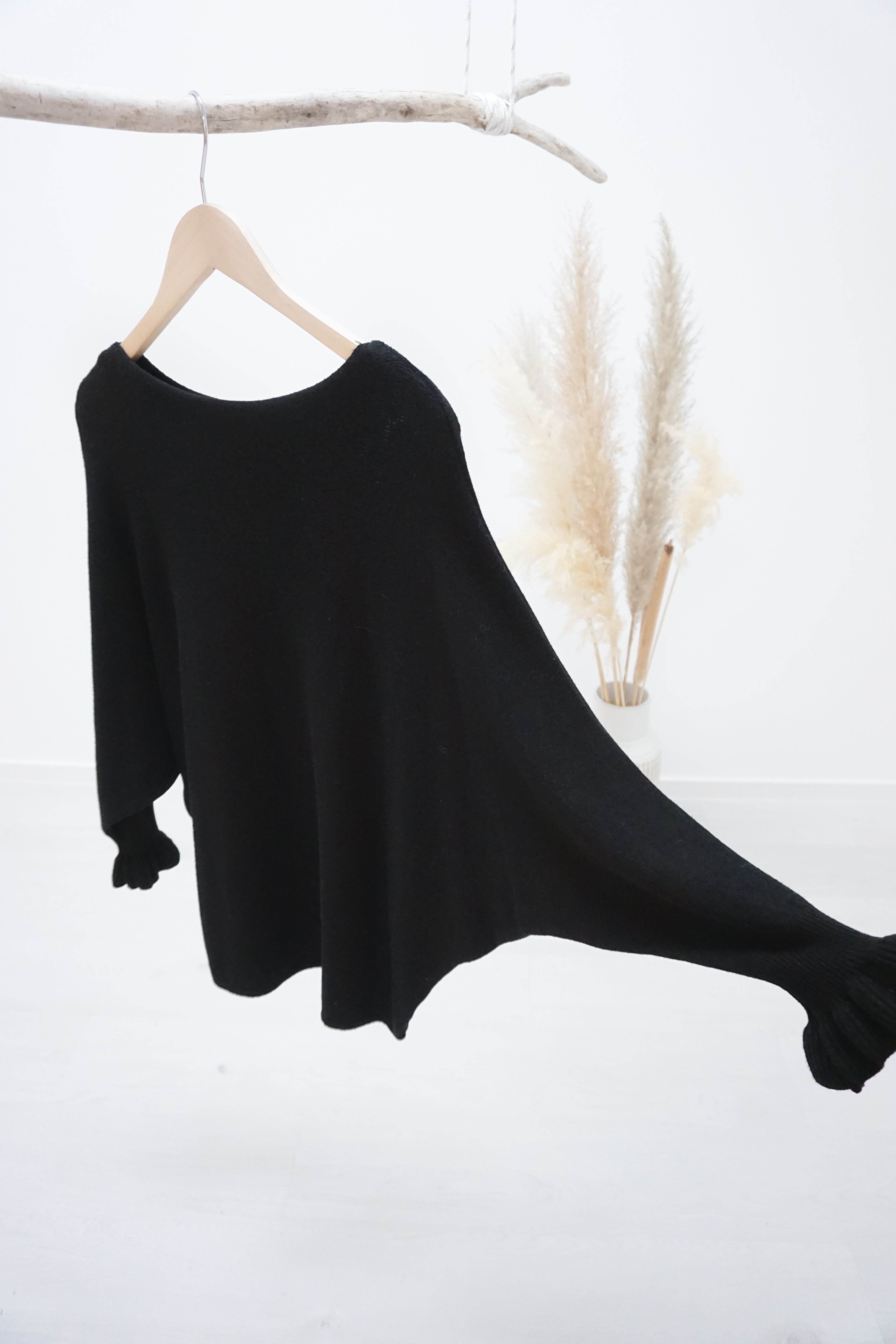 Feinstrickpulli mit Fledermausärmeln, schwarz