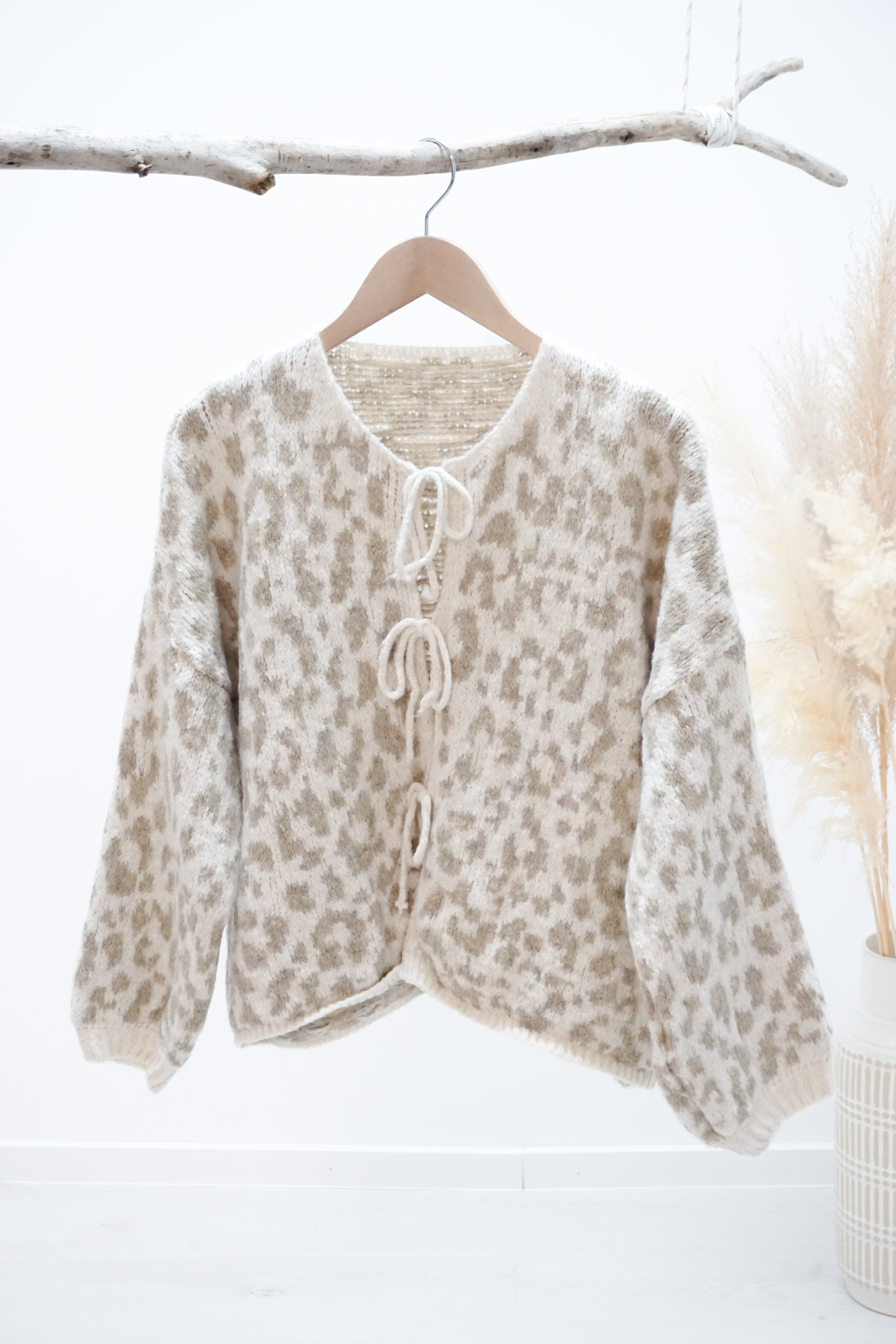 Kurze Strickjacke mit Leo Print, hellbeige