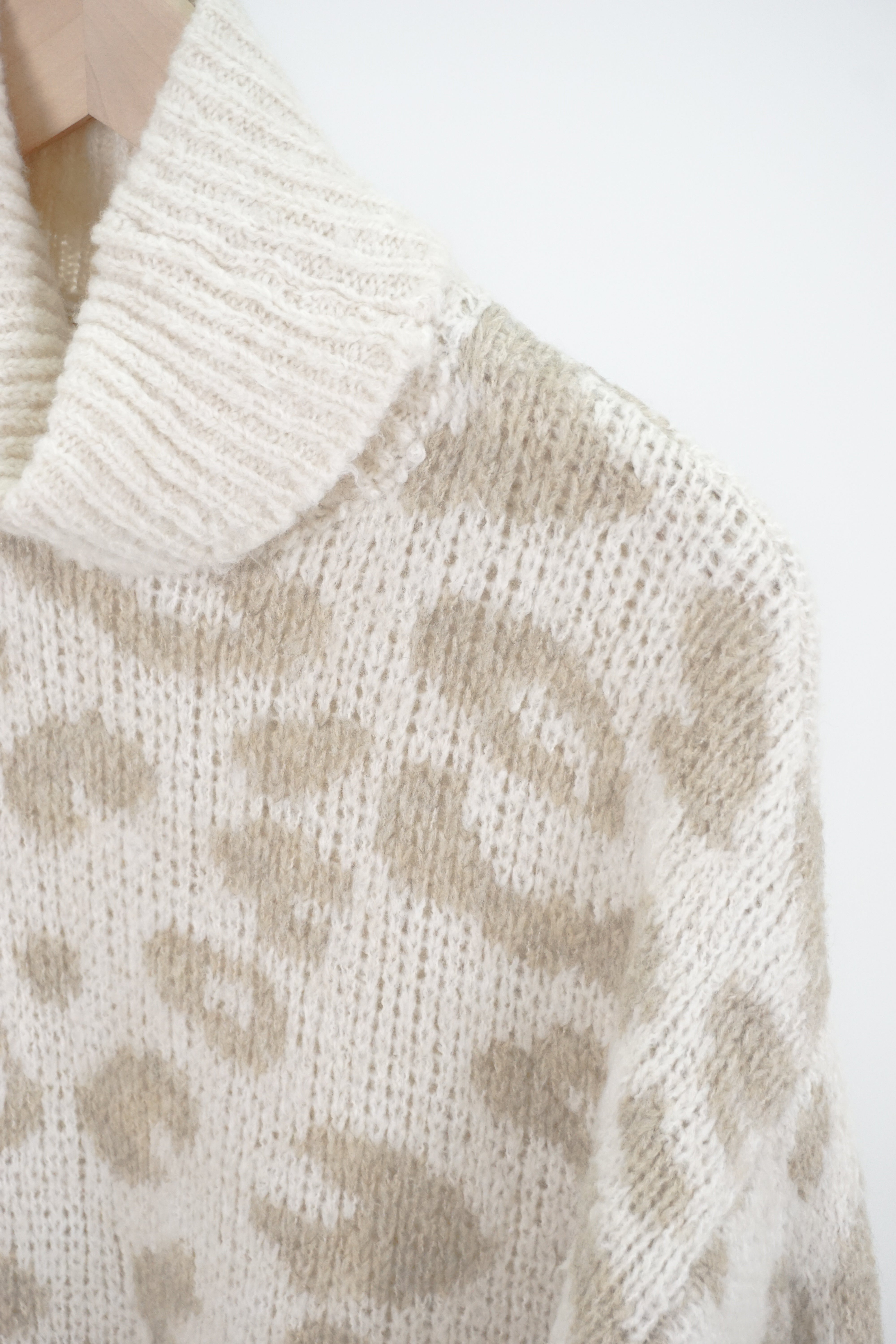 Strickpulli mit Rollkragen und Leo Muster, hellbeige