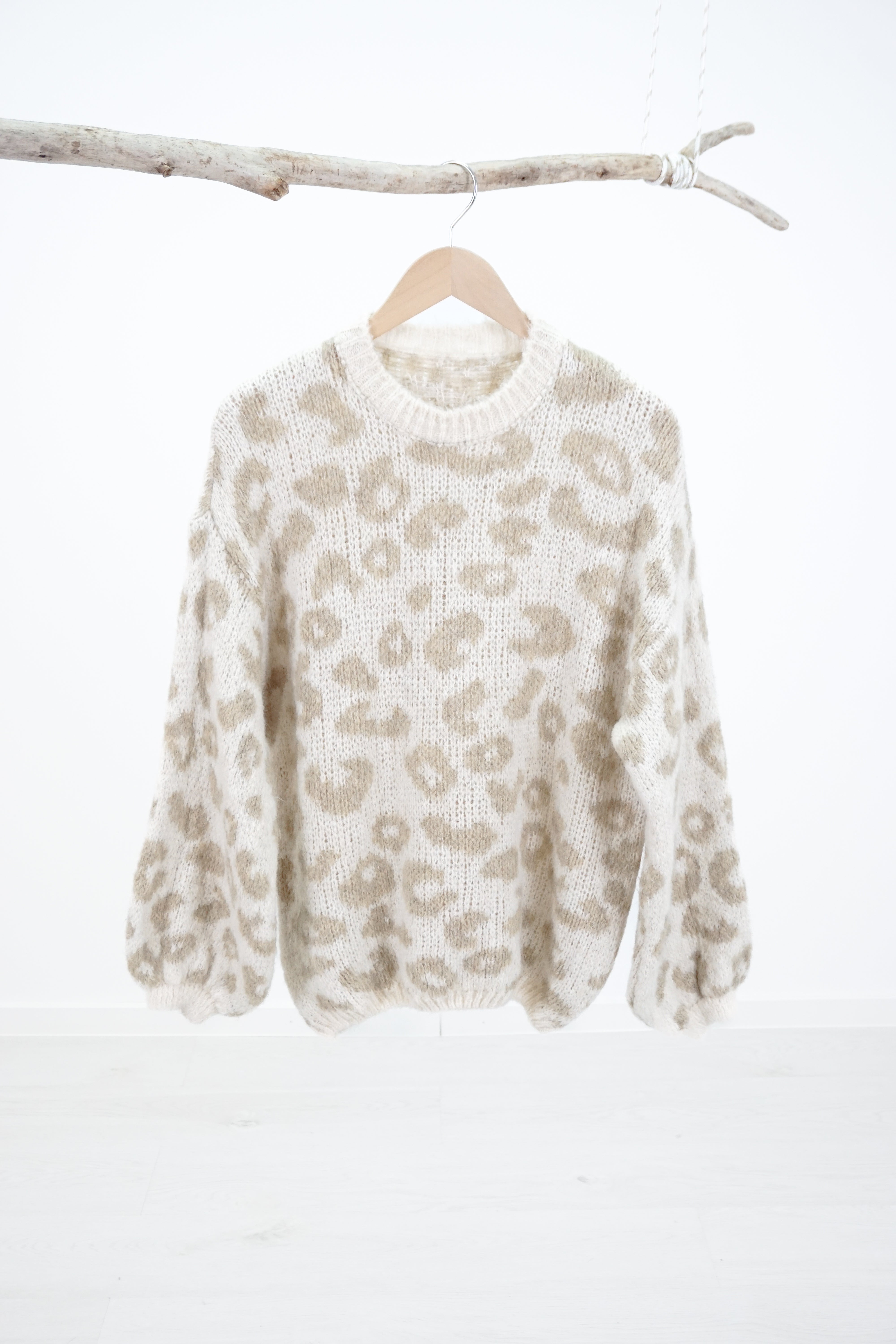 Strickpulli mit Leo Muster, hellbeige