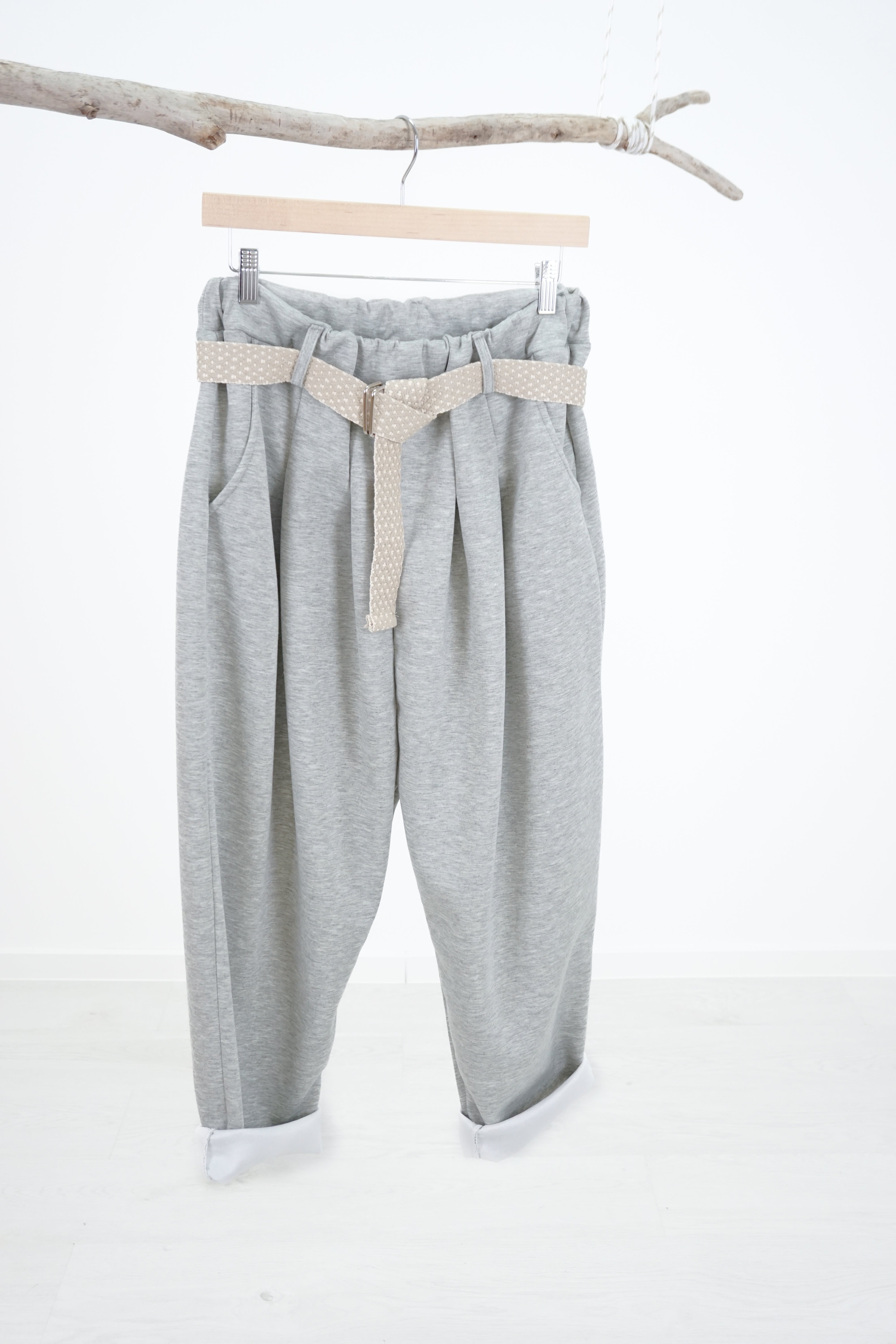 Weite Baggy Stoffhose mit Gürtel, grau