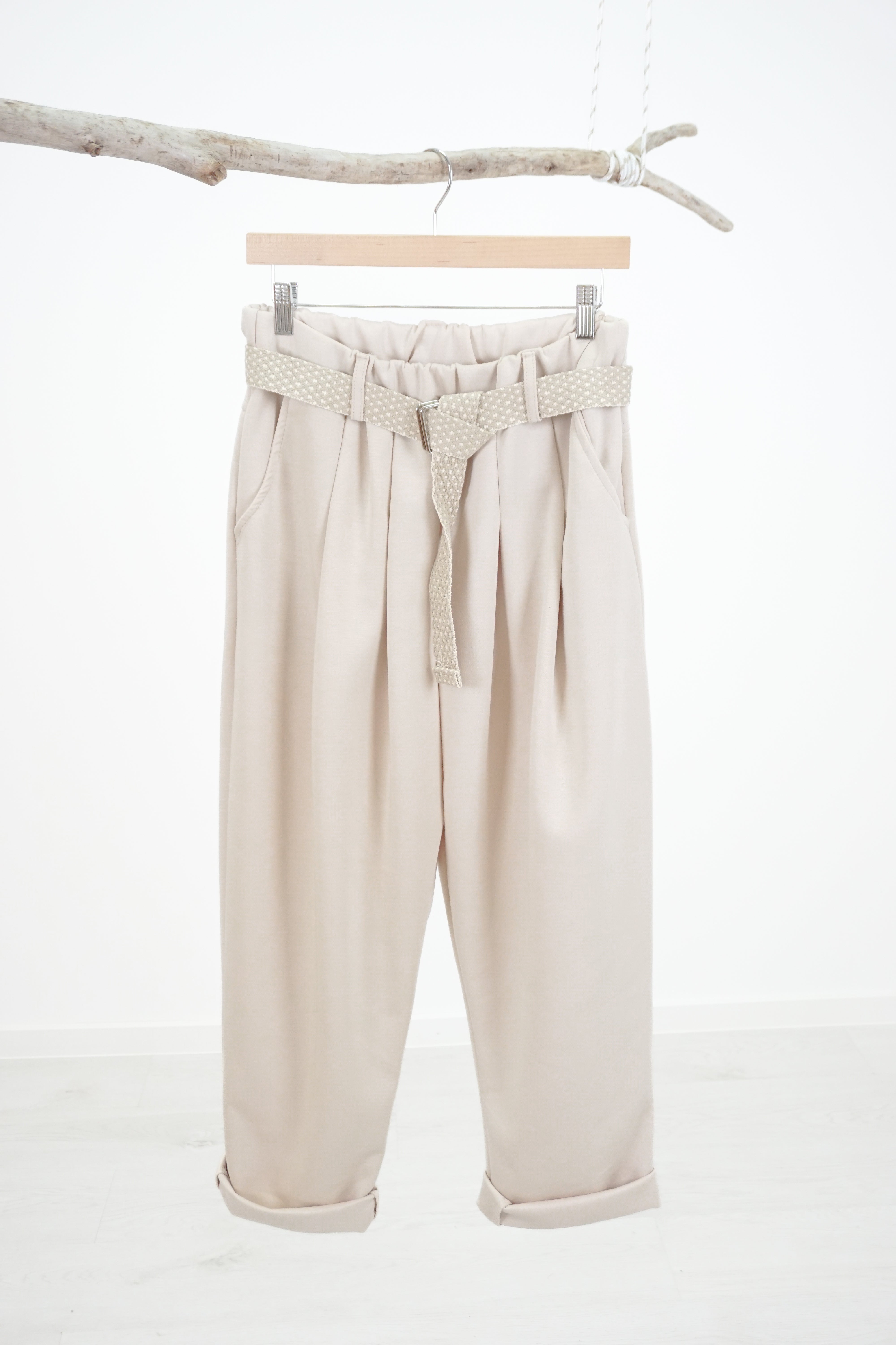 Weite Baggy Stoffhose mit Gürtel, beige