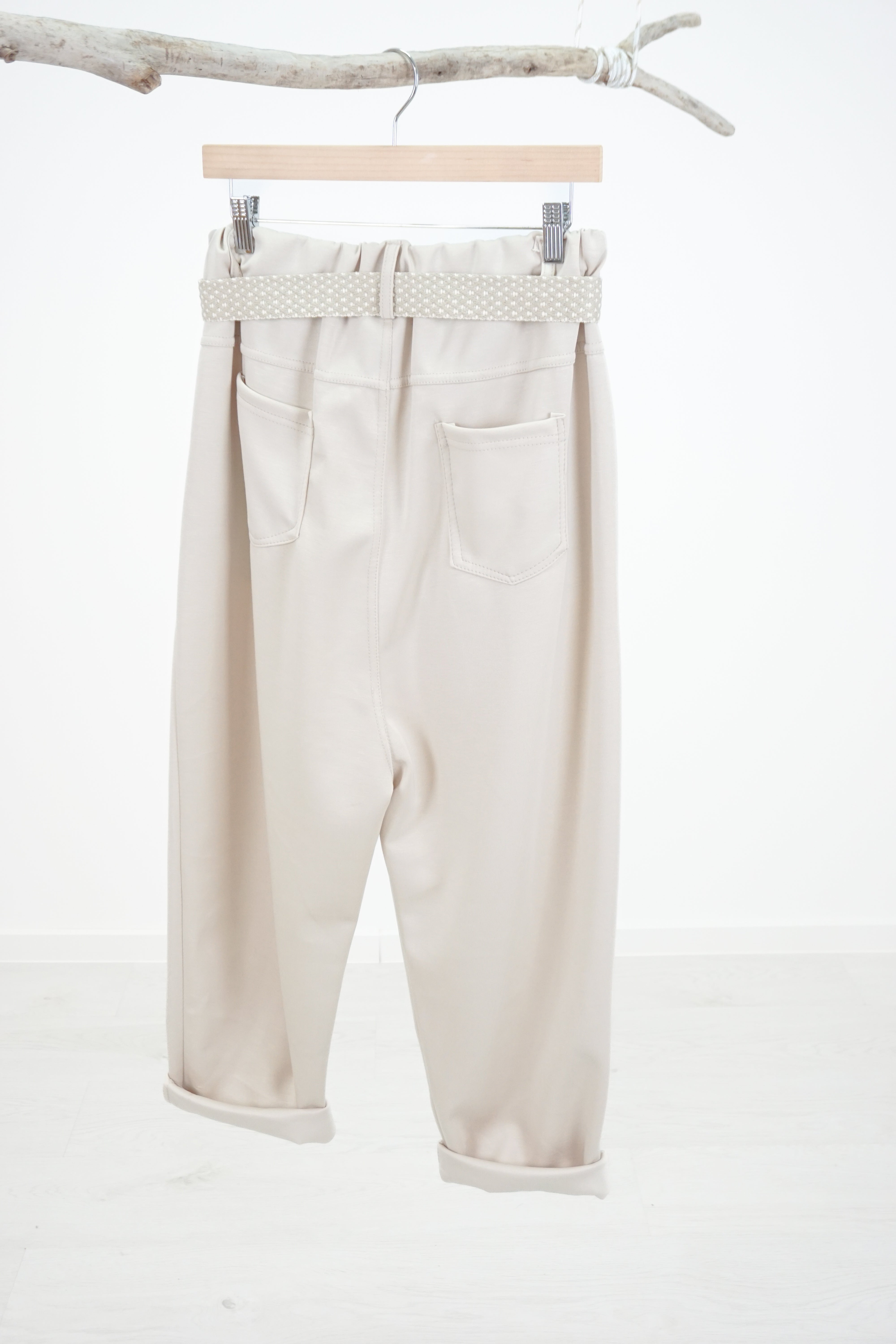 Weite Baggy Stoffhose mit Gürtel, beige