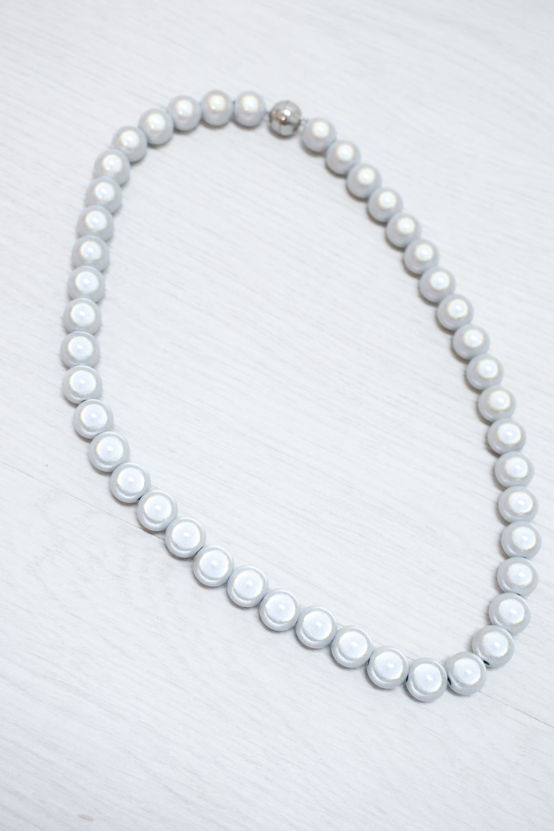 Leuchtende Perlenkette weiß (zwei Größen)